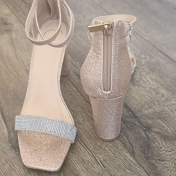 MY DELICIOUS SHOES. - Picture 2 of 9